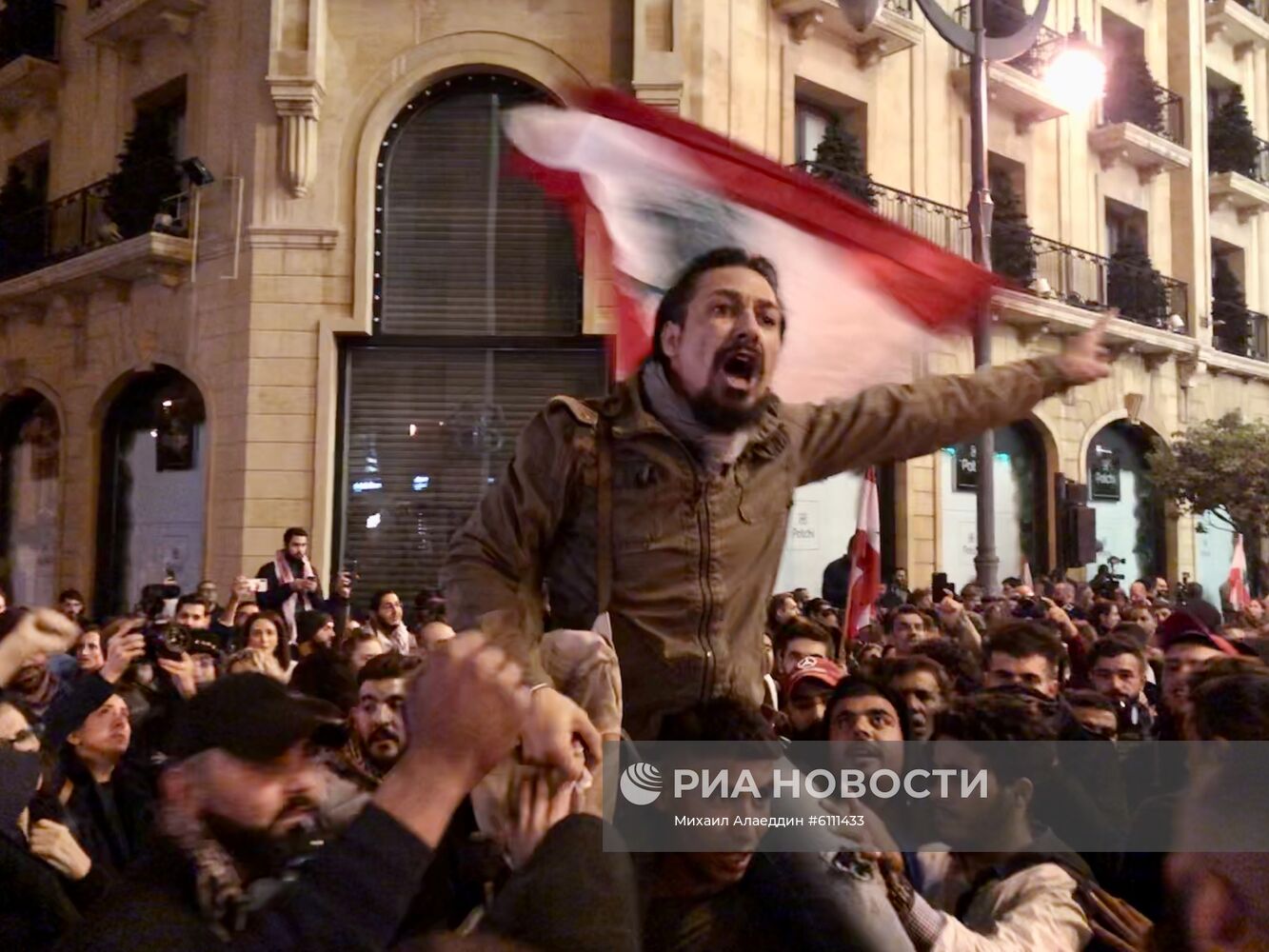 Демонстрация в Бейруте против назначения на пост премьер-министра Ливана Хассана Дияба