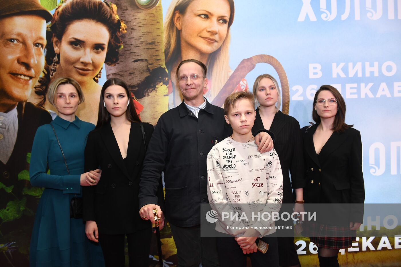 Актер Иван Охлобыстин с семьей на премьере фильма Клима Шипенко "Холоп" в кинотеатре "КАРО 11 Октябрь" на Новом Арбате. Место: Россия, Москва. Автор: Екатерина Чеснокова/РИА Новости. Премьера фильма "Холоп" режиссера К. Шипенко