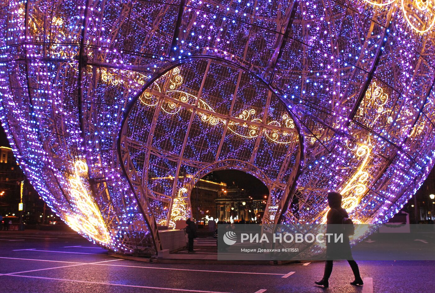 Новогоднее украшение центральных площадей и улиц Москвы