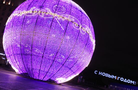 Новогоднее украшение центральных площадей и улиц Москвы