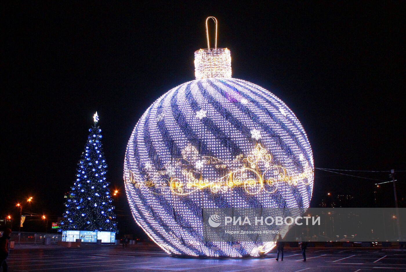 Новогоднее украшение центральных площадей и улиц Москвы