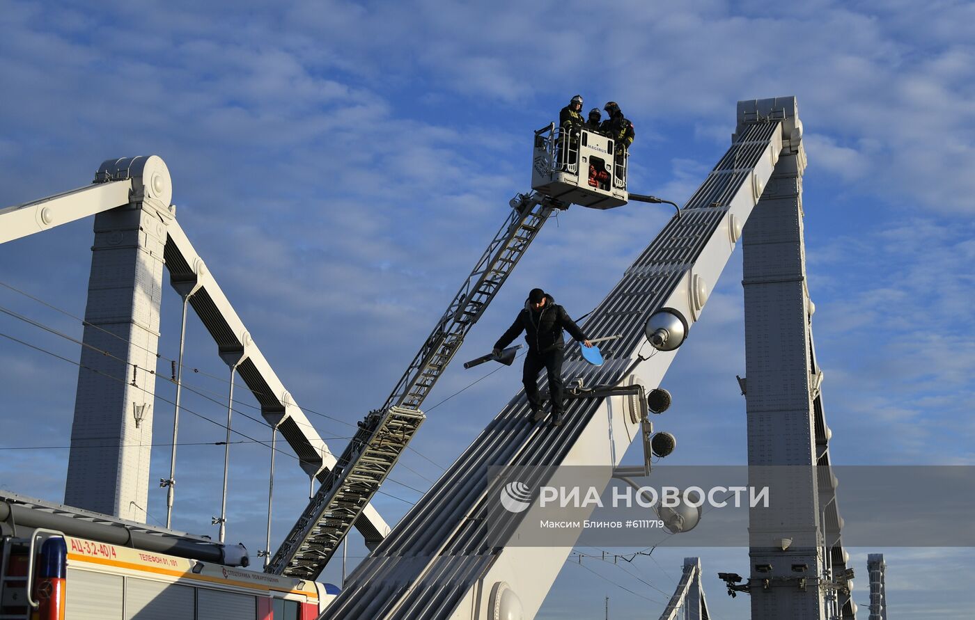 Мужчина забрался на опору Крымского моста в Москве