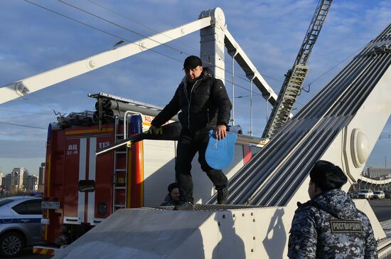 Мужчина забрался на опору Крымского моста в Москве