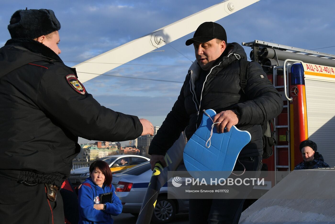 Мужчина забрался на опору Крымского моста в Москве