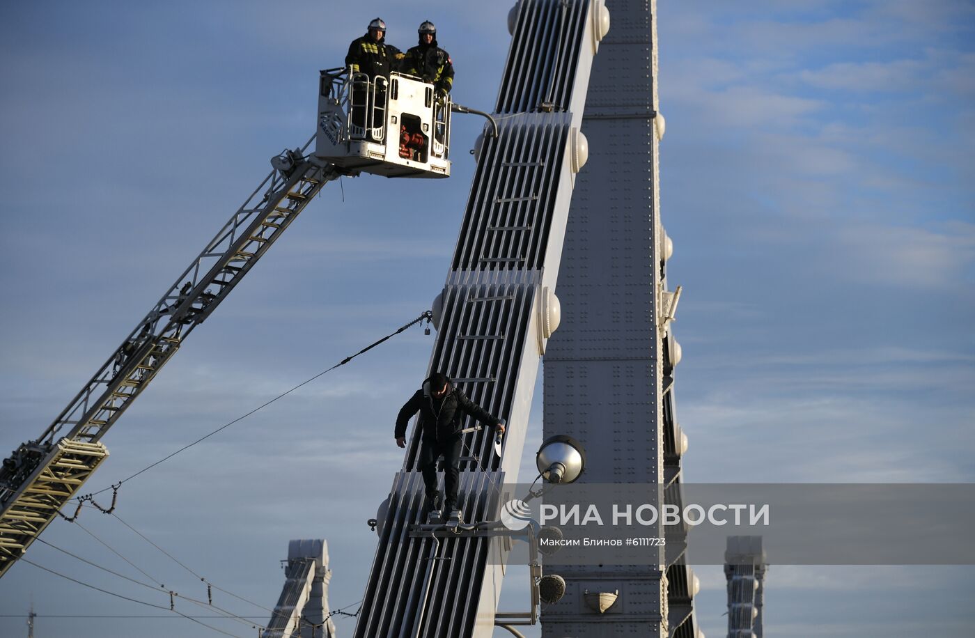 Мужчина забрался на опору Крымского моста в Москве