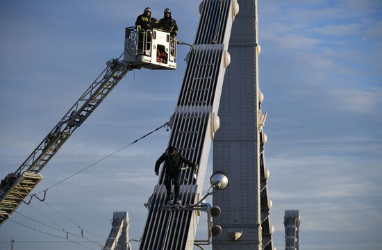 Мужчина забрался на опору Крымского моста в Москве