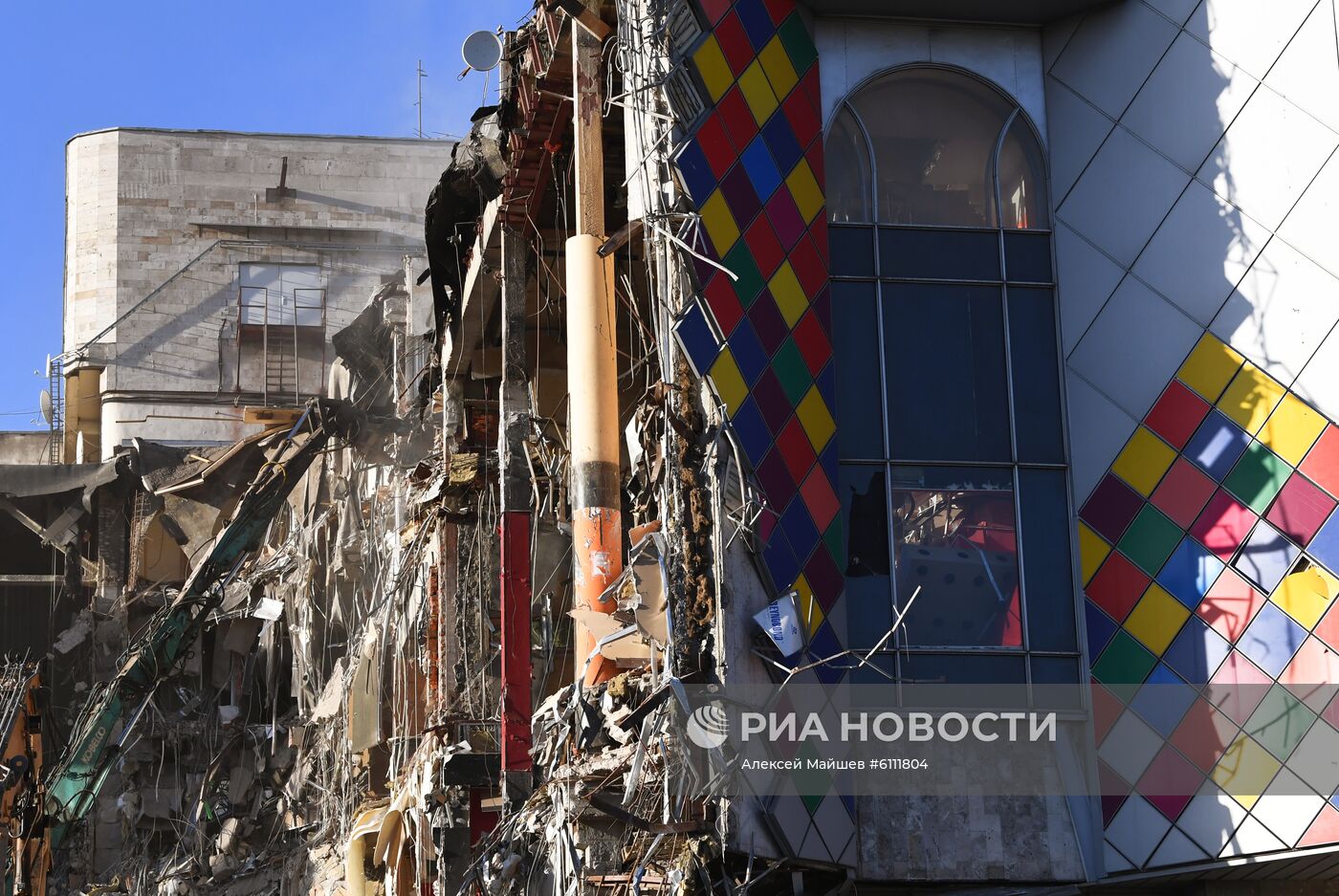 Продолжается снос киноцентра "Соловей" на Красной Пресне в Москве