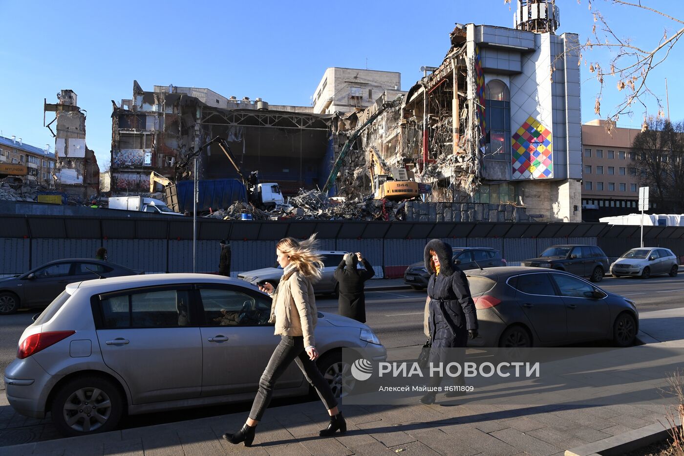 Продолжается снос киноцентра "Соловей" на Красной Пресне в Москве