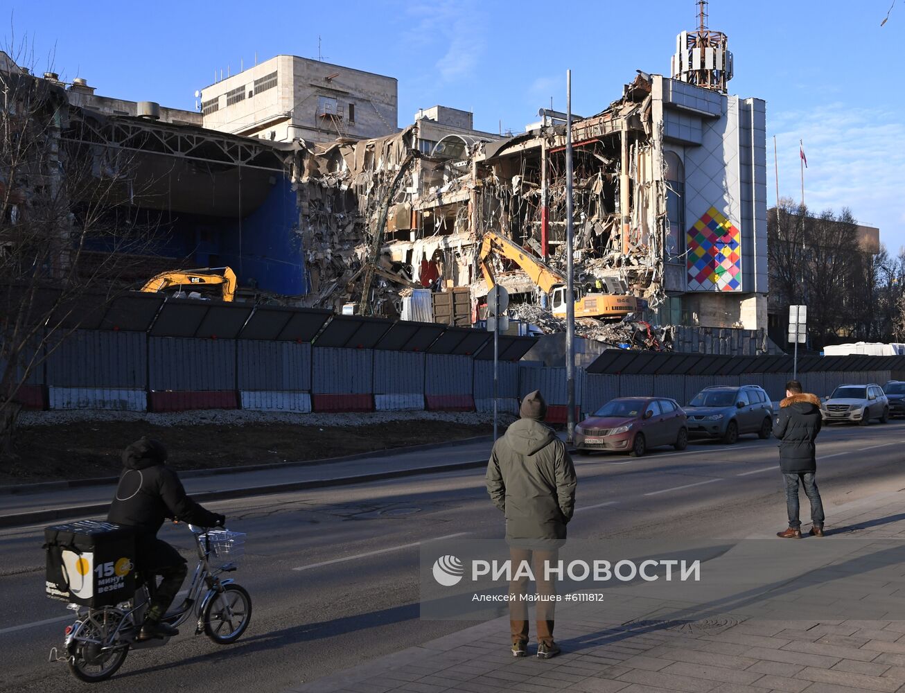 Продолжается снос киноцентра "Соловей" на Красной Пресне в Москве