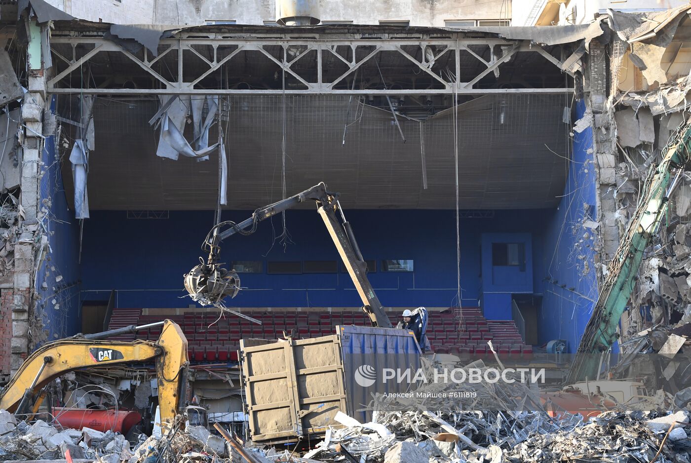 Продолжается снос киноцентра "Соловей" на Красной Пресне в Москве