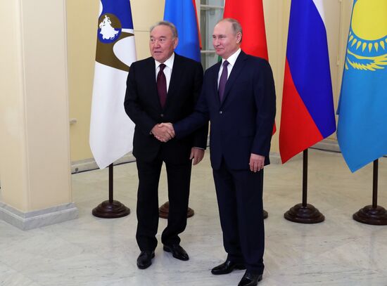 Рабочая поездка президента РФ В. Путина в Санкт-Петербург