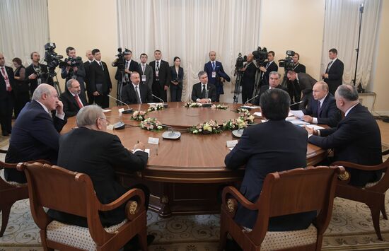 Рабочая поездка президента РФ В. Путина в Санкт-Петербург