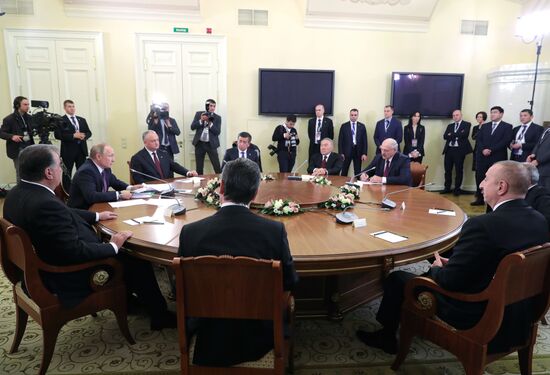 Рабочая поездка президента РФ В. Путина в Санкт-Петербург