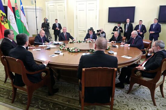 Рабочая поездка президента РФ В. Путина в Санкт-Петербург