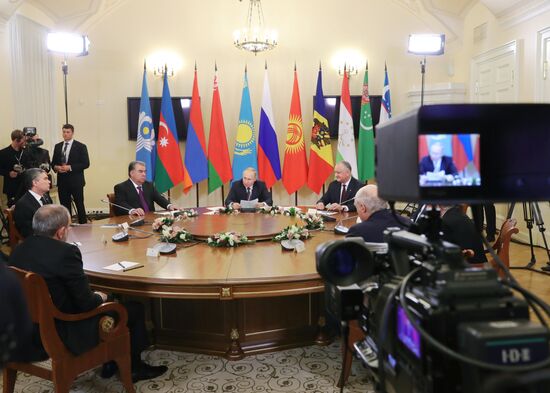 Рабочая поездка президента РФ В. Путина в Санкт-Петербург