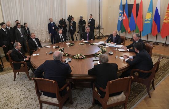 Рабочая поездка президента РФ В. Путина в Санкт-Петербург