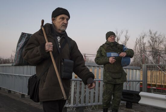 КПП "Станица Луганская" в Донбассе