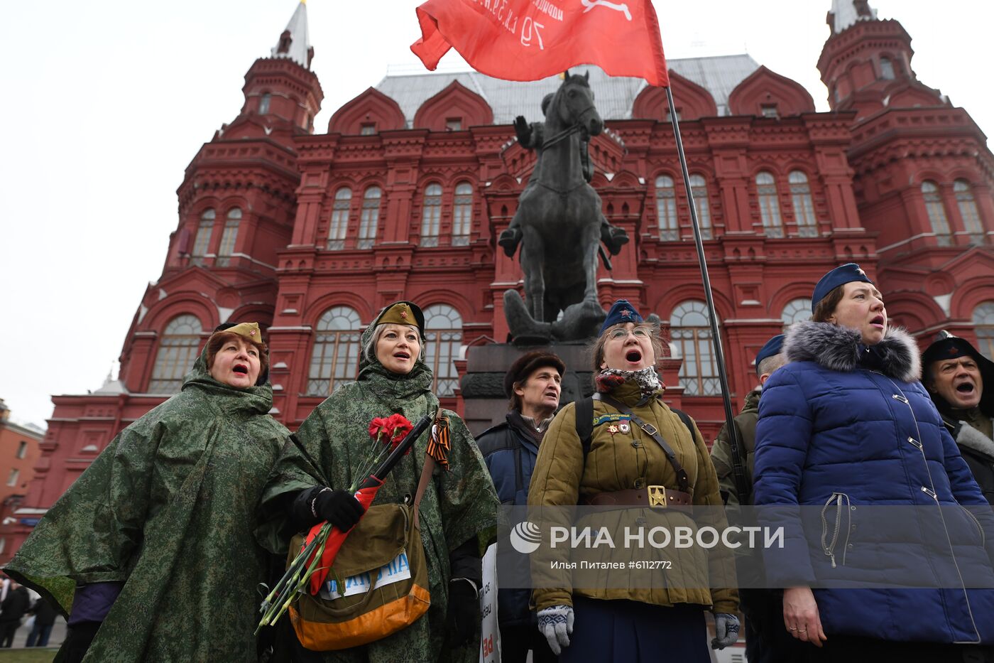 Возложение цветов к могиле И. В. Сталина у Кремлевской стены