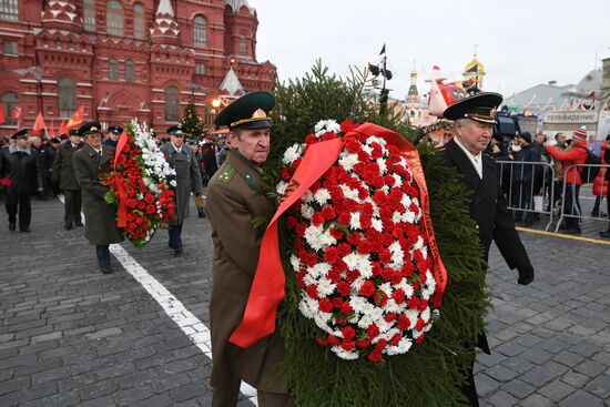 Возложение цветов к могиле И. В. Сталина у Кремлевской стены