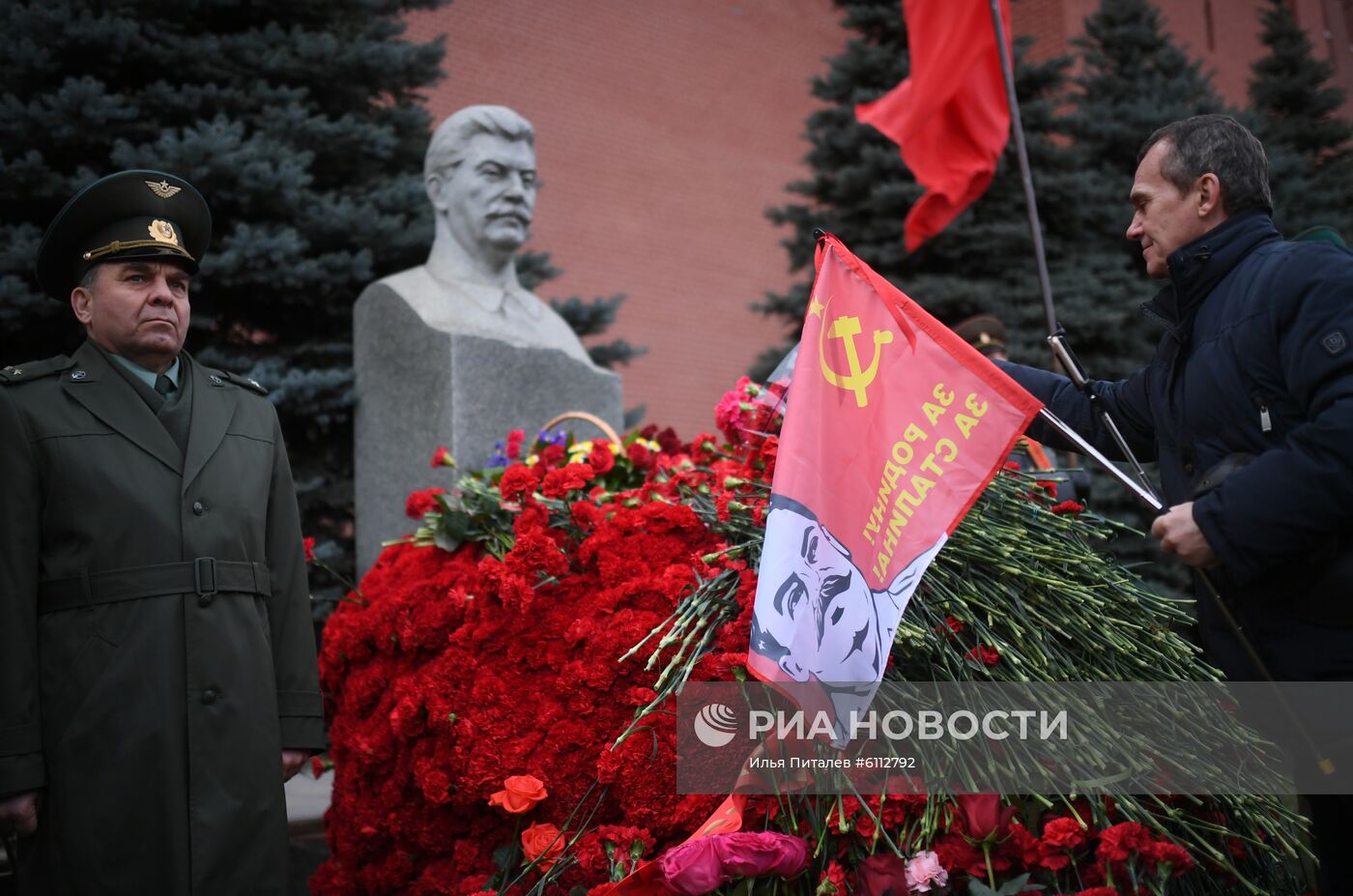Возложение цветов к могиле И. В. Сталина у Кремлевской стены