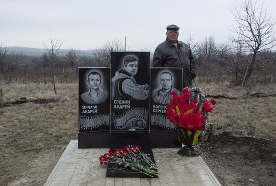 Памятник фотокорреспонденту А. Стенину установлен на месте его гибели в Донбассе