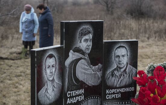 Памятник фотокорреспонденту А. Стенину установлен на месте его гибели в Донбассе