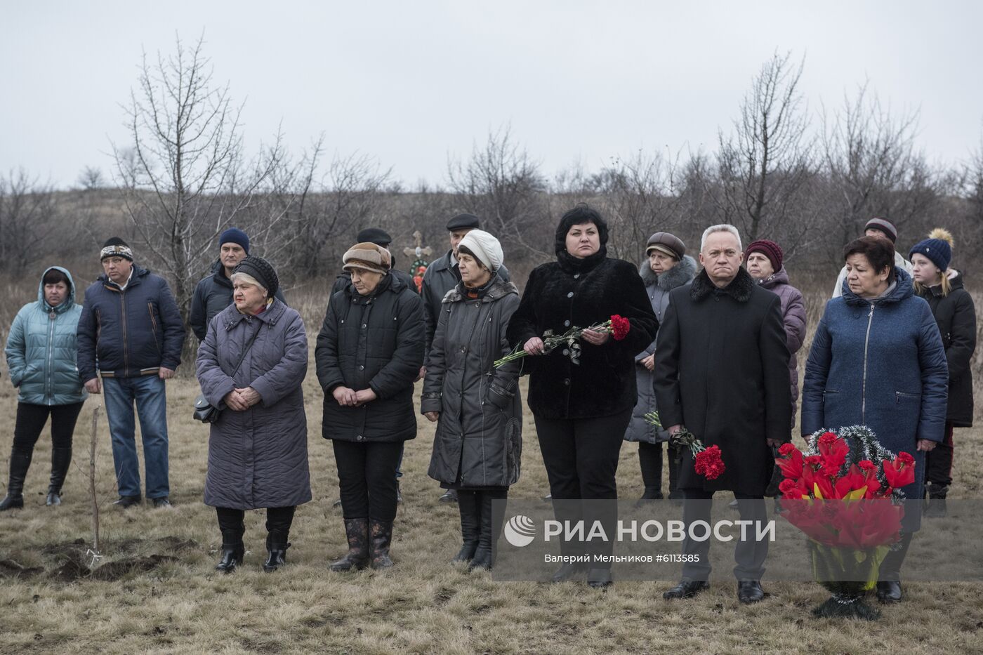 Памятник фотокорреспонденту А. Стенину установлен на месте его гибели в Донбассе