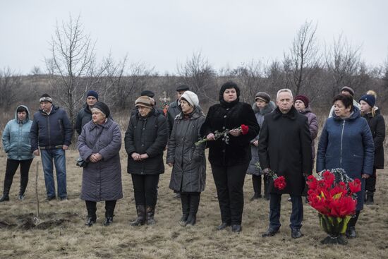 Памятник фотокорреспонденту А. Стенину установлен на месте его гибели в Донбассе