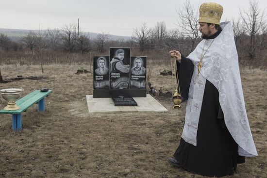 Памятник фотокорреспонденту А. Стенину установлен на месте его гибели в Донбассе