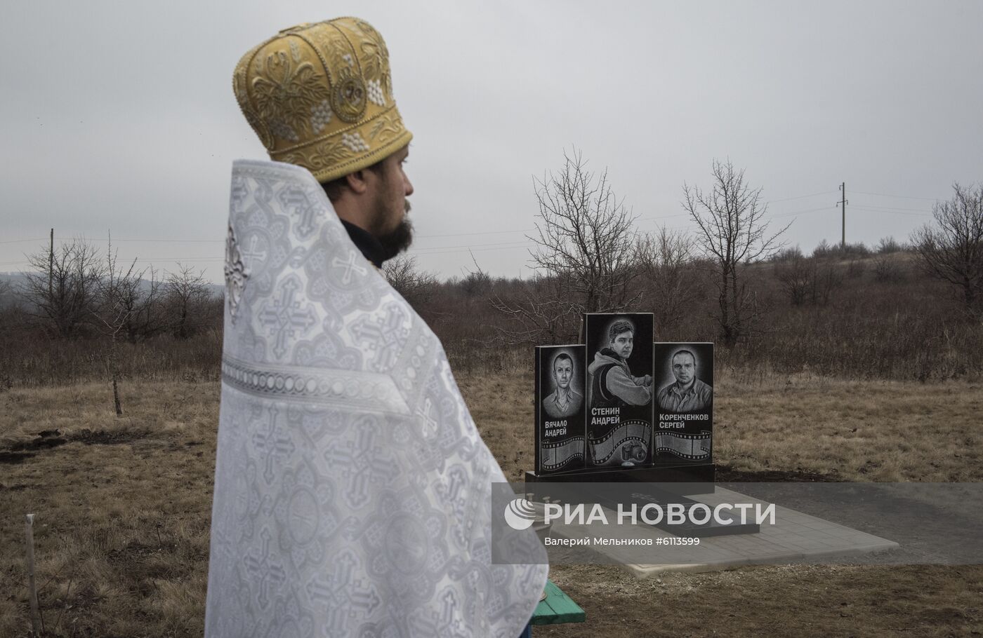 Памятник фотокорреспонденту А. Стенину установлен на месте его гибели в Донбассе