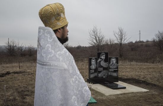 Памятник фотокорреспонденту А. Стенину установлен на месте его гибели в Донбассе