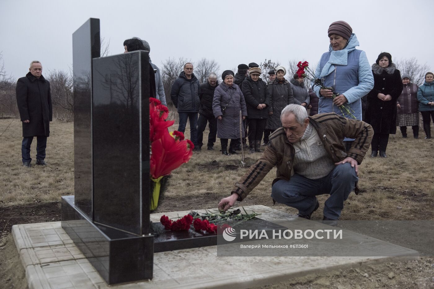 Памятник фотокорреспонденту А. Стенину установлен на месте его гибели в Донбассе