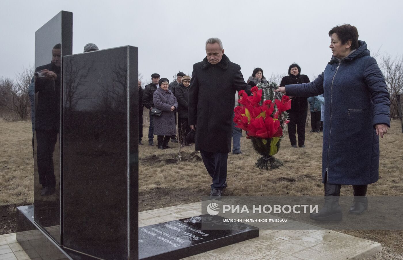 Памятник фотокорреспонденту А. Стенину установлен на месте его гибели в Донбассе