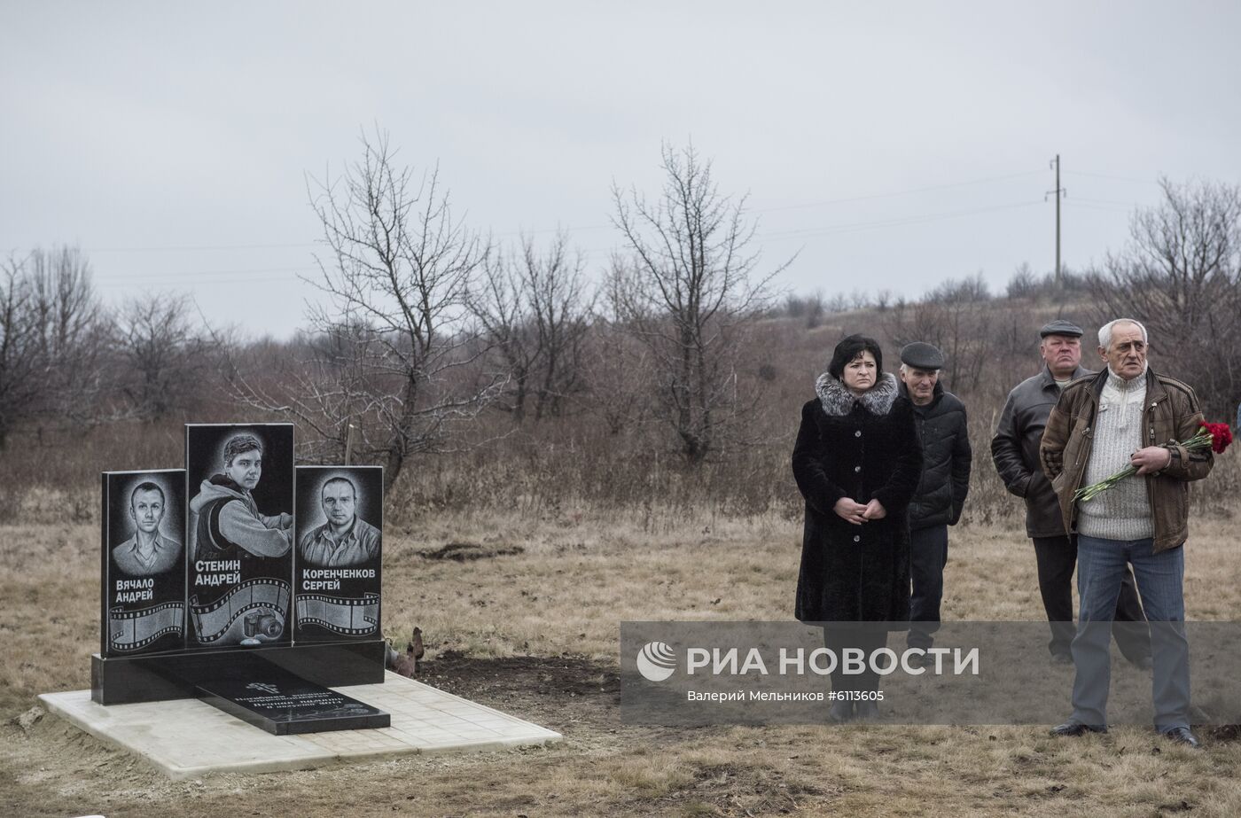 Памятник фотокорреспонденту А. Стенину установлен на месте его гибели в Донбассе