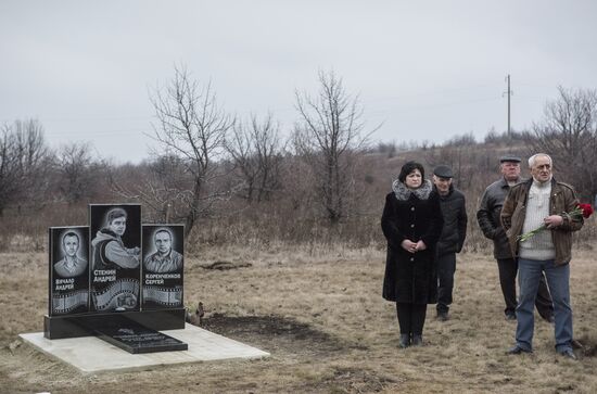 Памятник фотокорреспонденту А. Стенину установлен на месте его гибели в Донбассе