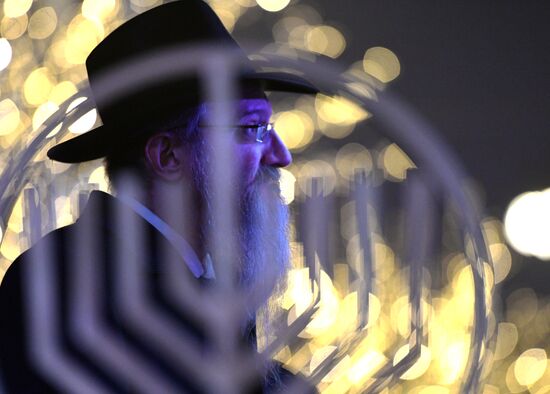 Церемония зажжения первой ханукальной свечи 