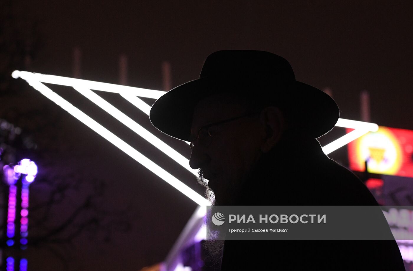 Церемония зажжения первой ханукальной свечи