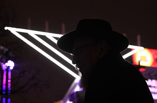 Церемония зажжения первой ханукальной свечи 