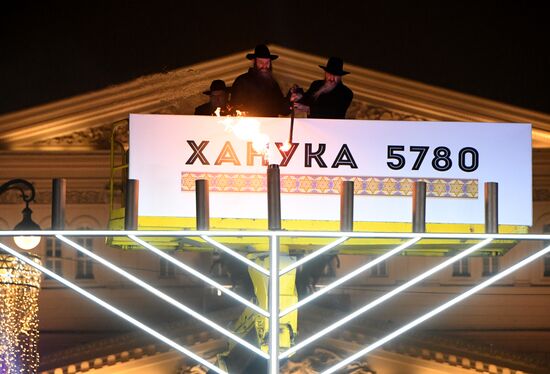 Церемония зажжения первой ханукальной свечи 