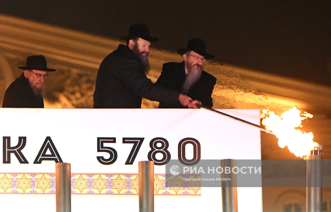 Церемония зажжения первой ханукальной свечи