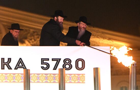 Церемония зажжения первой ханукальной свечи 