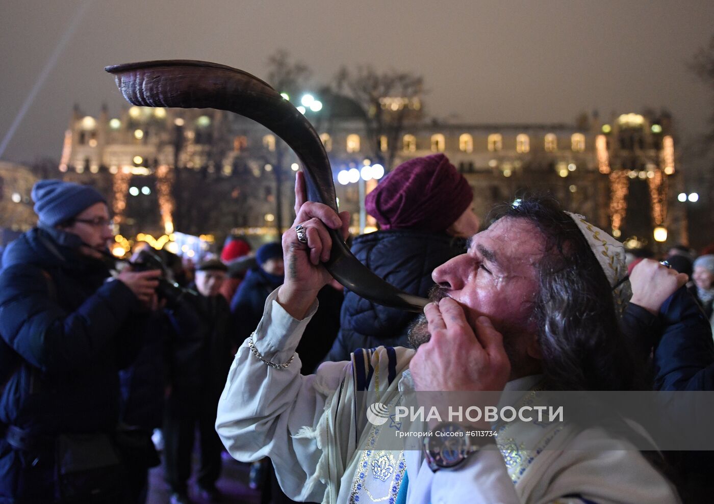Церемония зажжения первой ханукальной свечи