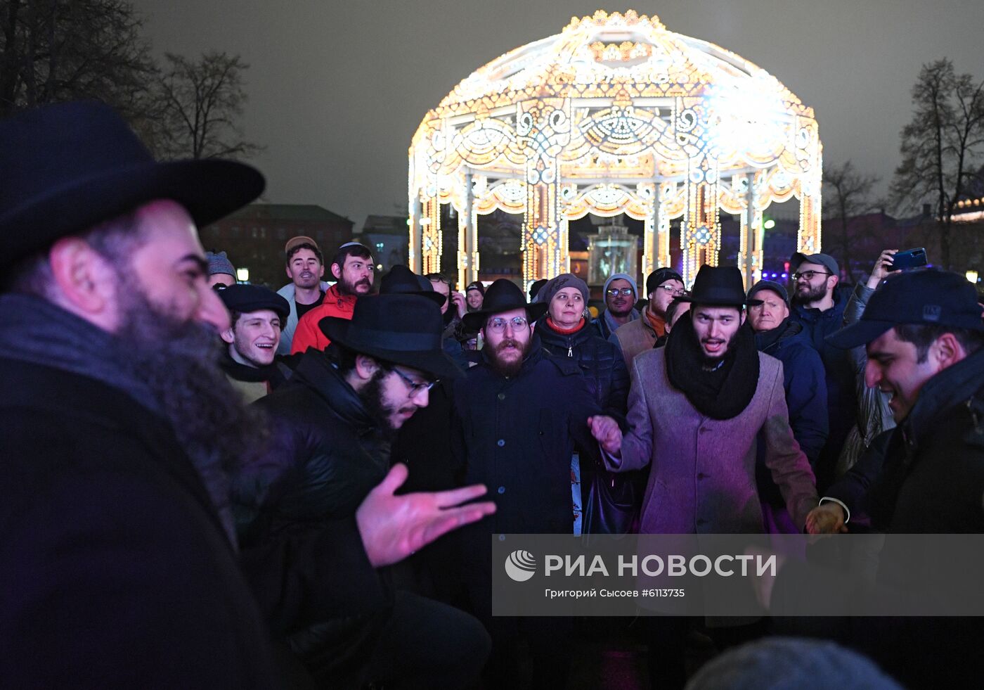 Церемония зажжения первой ханукальной свечи 