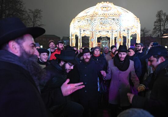 Церемония зажжения первой ханукальной свечи 