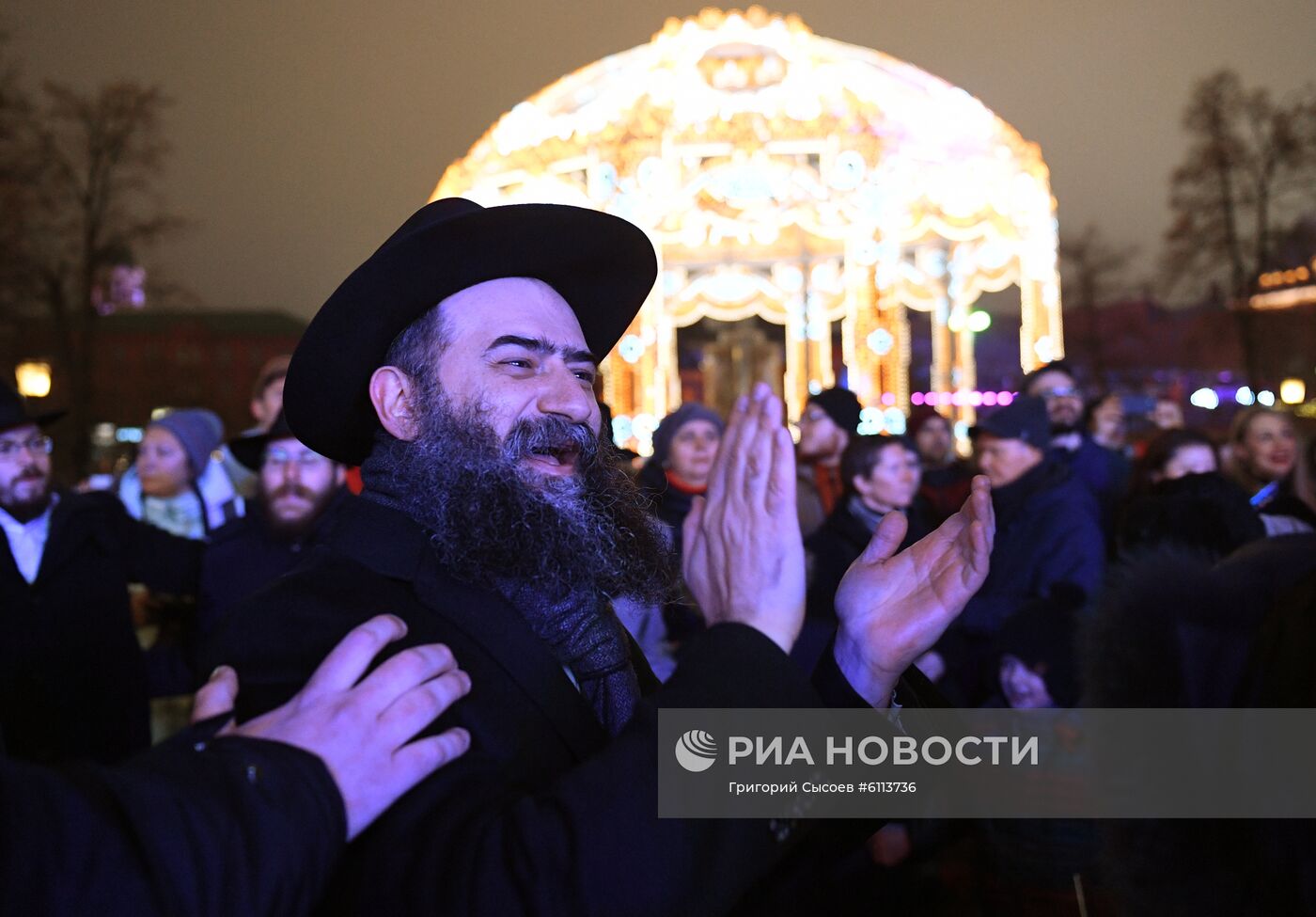 Церемония зажжения первой ханукальной свечи