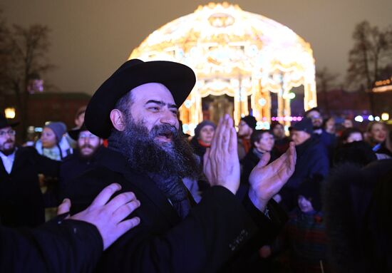 Церемония зажжения первой ханукальной свечи 