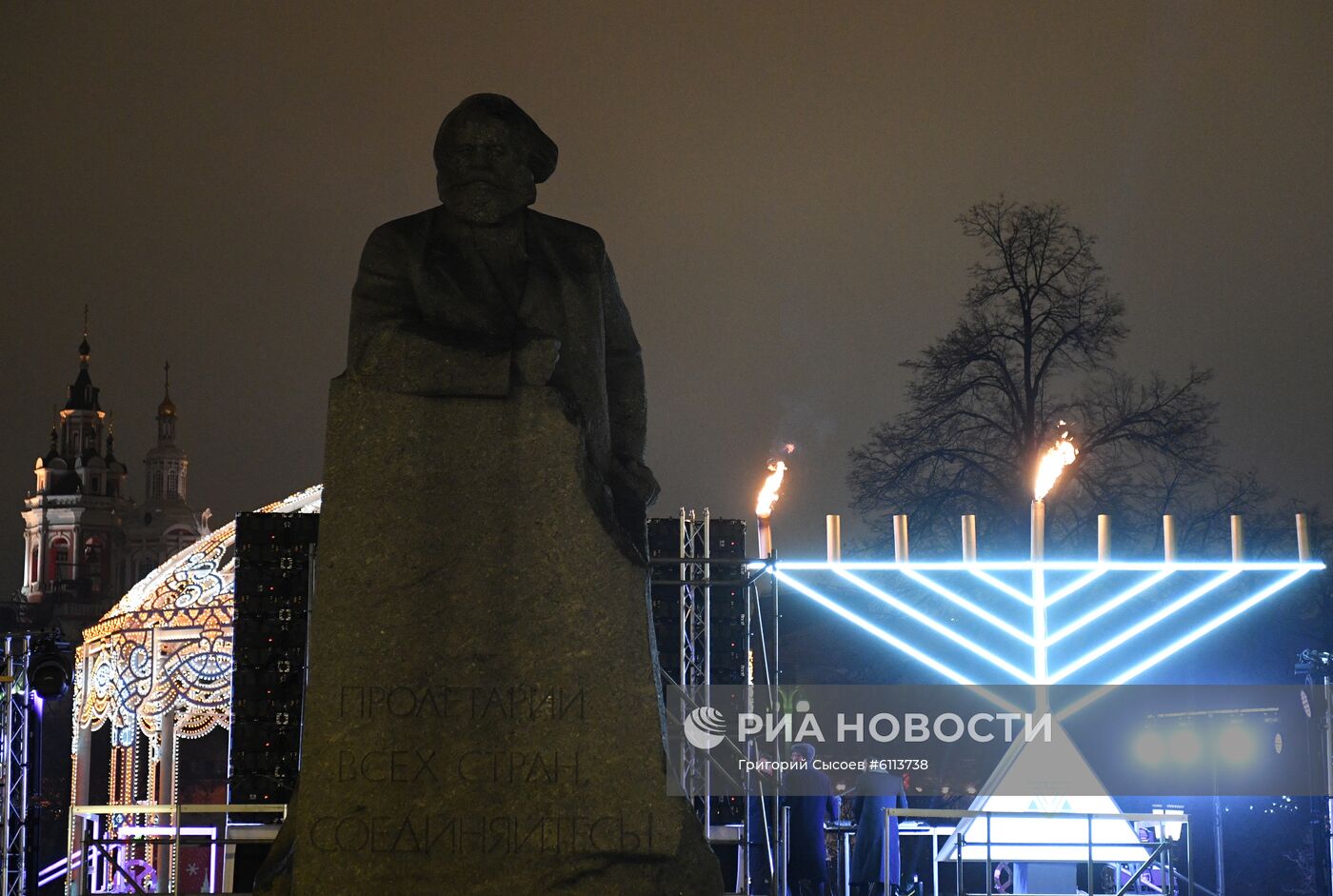 Церемония зажжения первой ханукальной свечи