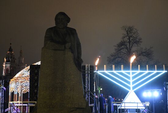 Церемония зажжения первой ханукальной свечи 