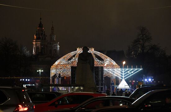 Церемония зажжения первой ханукальной свечи 