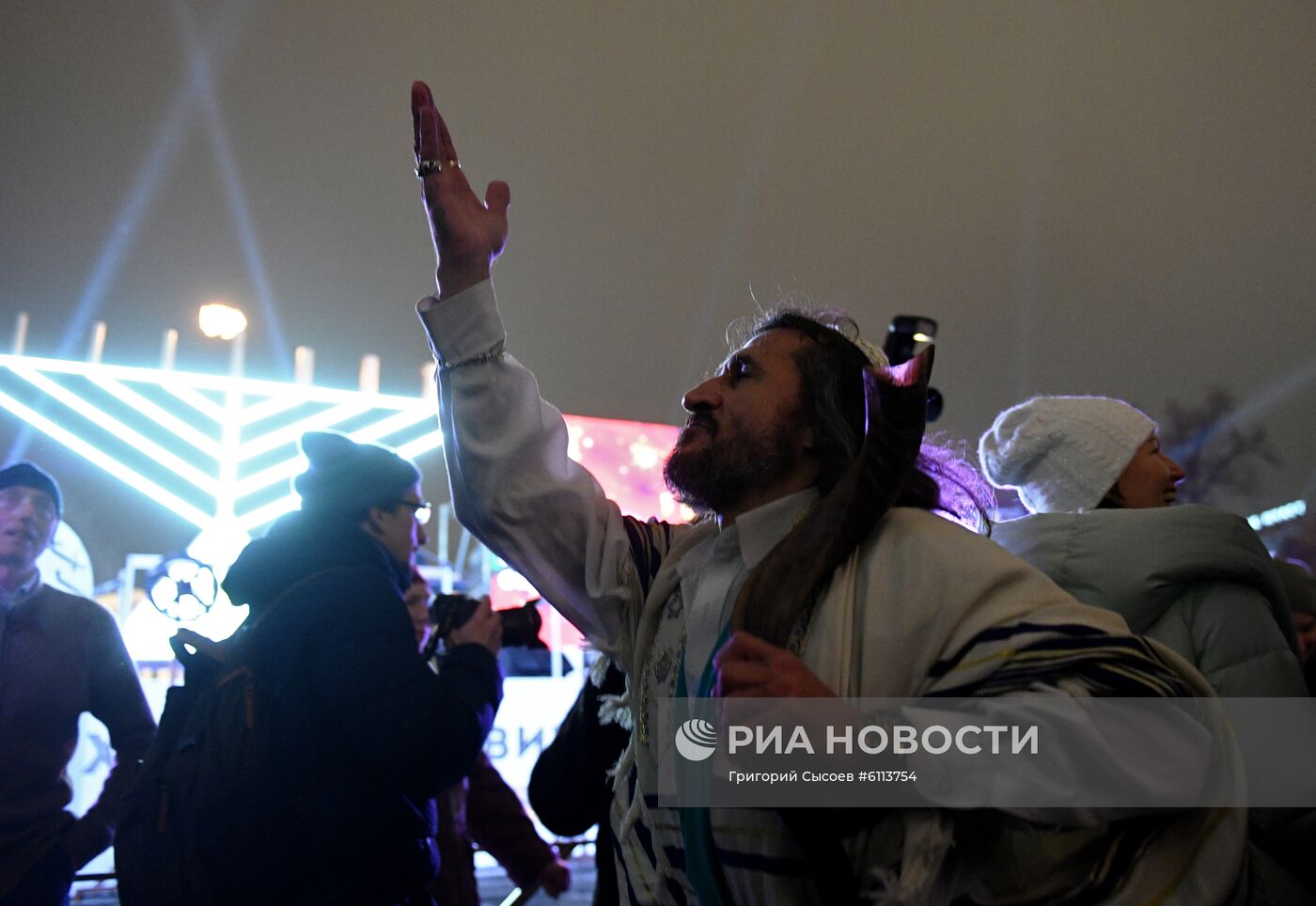 Церемония зажжения первой ханукальной свечи